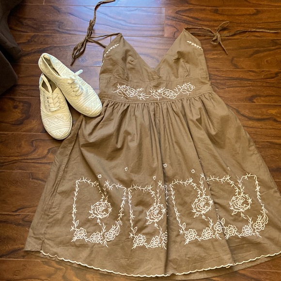 Dresses & Skirts - Beautiful brown vacation dress with white embroidery in size M